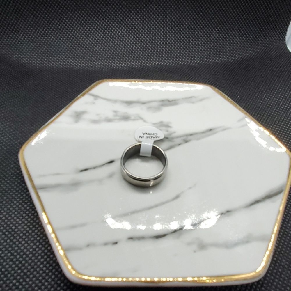 Silver Tone Ring with a Wave Pattern - Picture 6 of 6